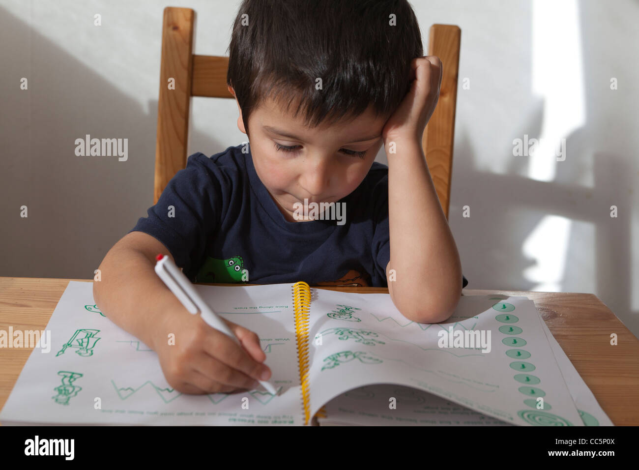 Ragazzo,4,imparare a scrivere Foto Stock