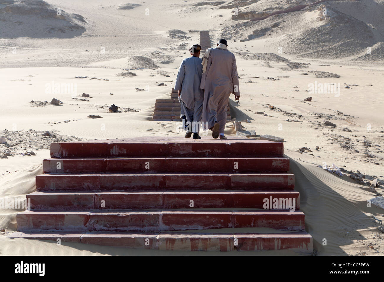 Due guardiani piombo il modo per la Meir tombe nei pressi del villaggio di Meir o Mayr nella valle del Nilo vicino a Asyut, Medio Egitto Foto Stock