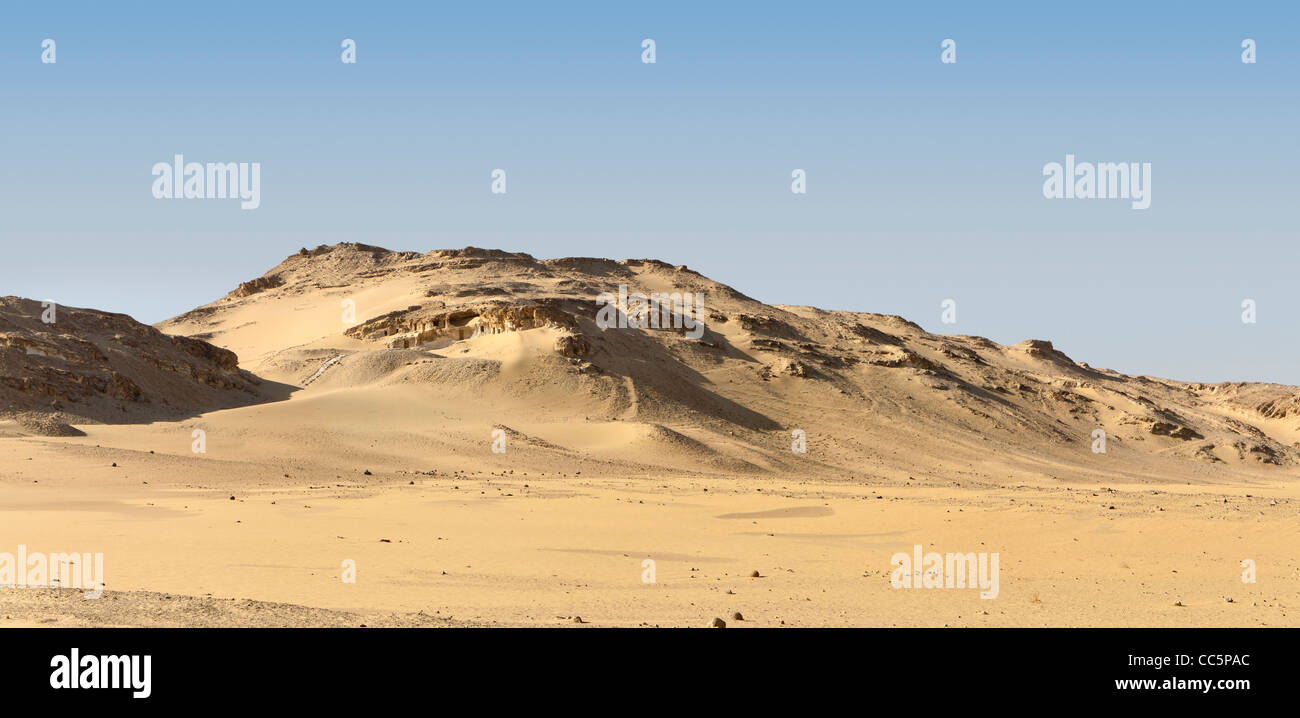 Panoramica della vista di Meir tombe nei pressi del villaggio di Meir o Mayr nella valle del Nilo vicino a Asyut, Medio Egitto Foto Stock