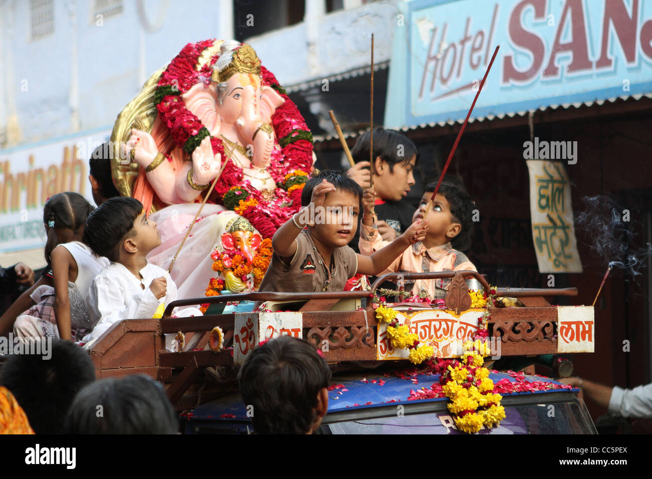 Bambini indiani elefante e dio in street festival. Rajasthan Foto Stock