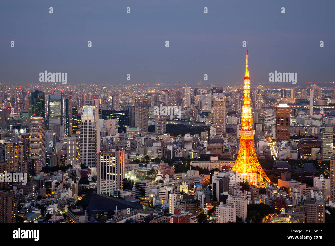 Giappone, Tokyo, Roppongi, vista della Tokyo Tower e dello skyline della città da Tokyo City View Tower Foto Stock