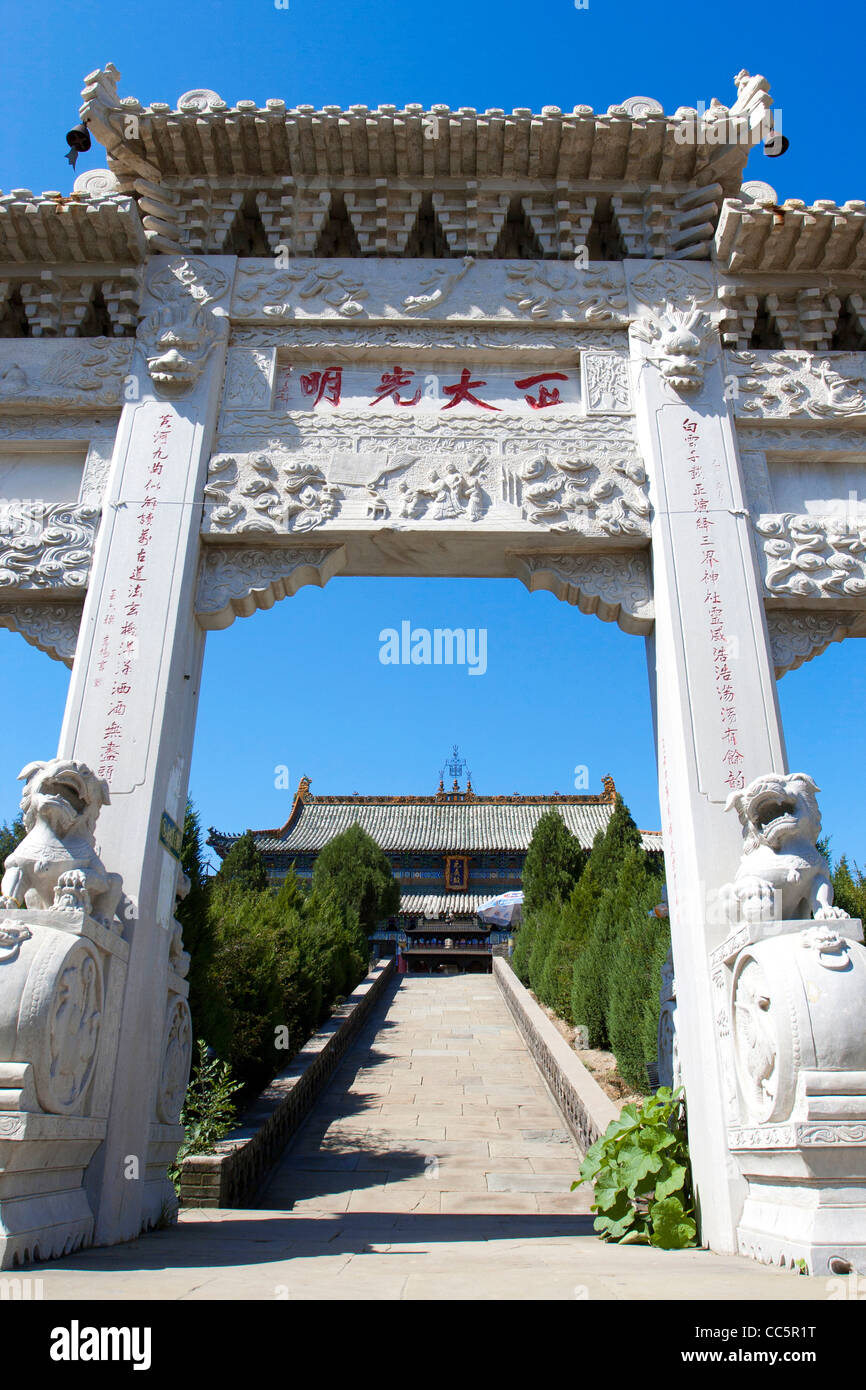 Memorial archway, Baiyun Guan, Monte Baiyun Scenic Area, Yulin, Shaanxi , Cina Foto Stock