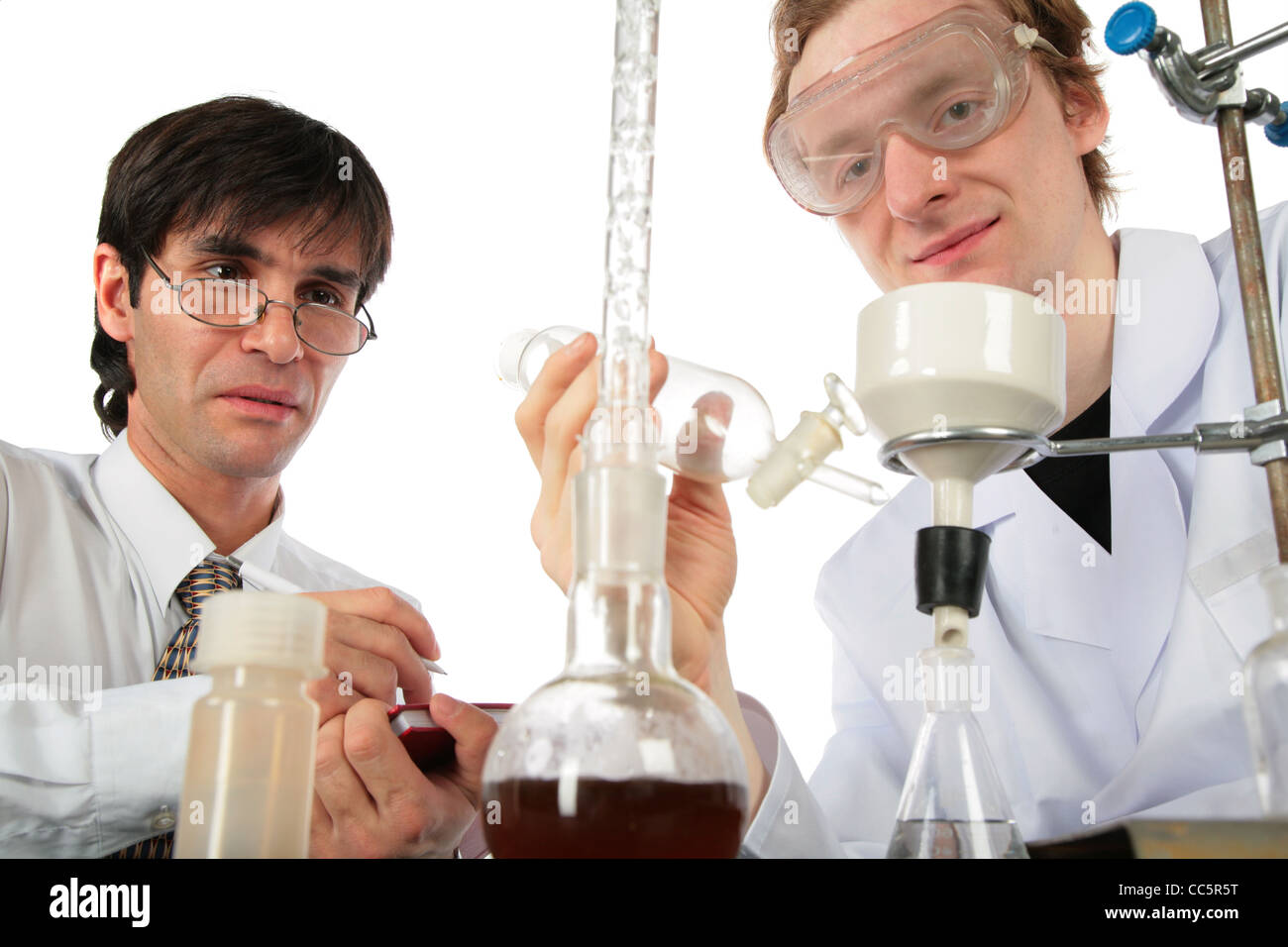 Due scienziati con apparecchiature chimiche, ampio angolo Foto Stock