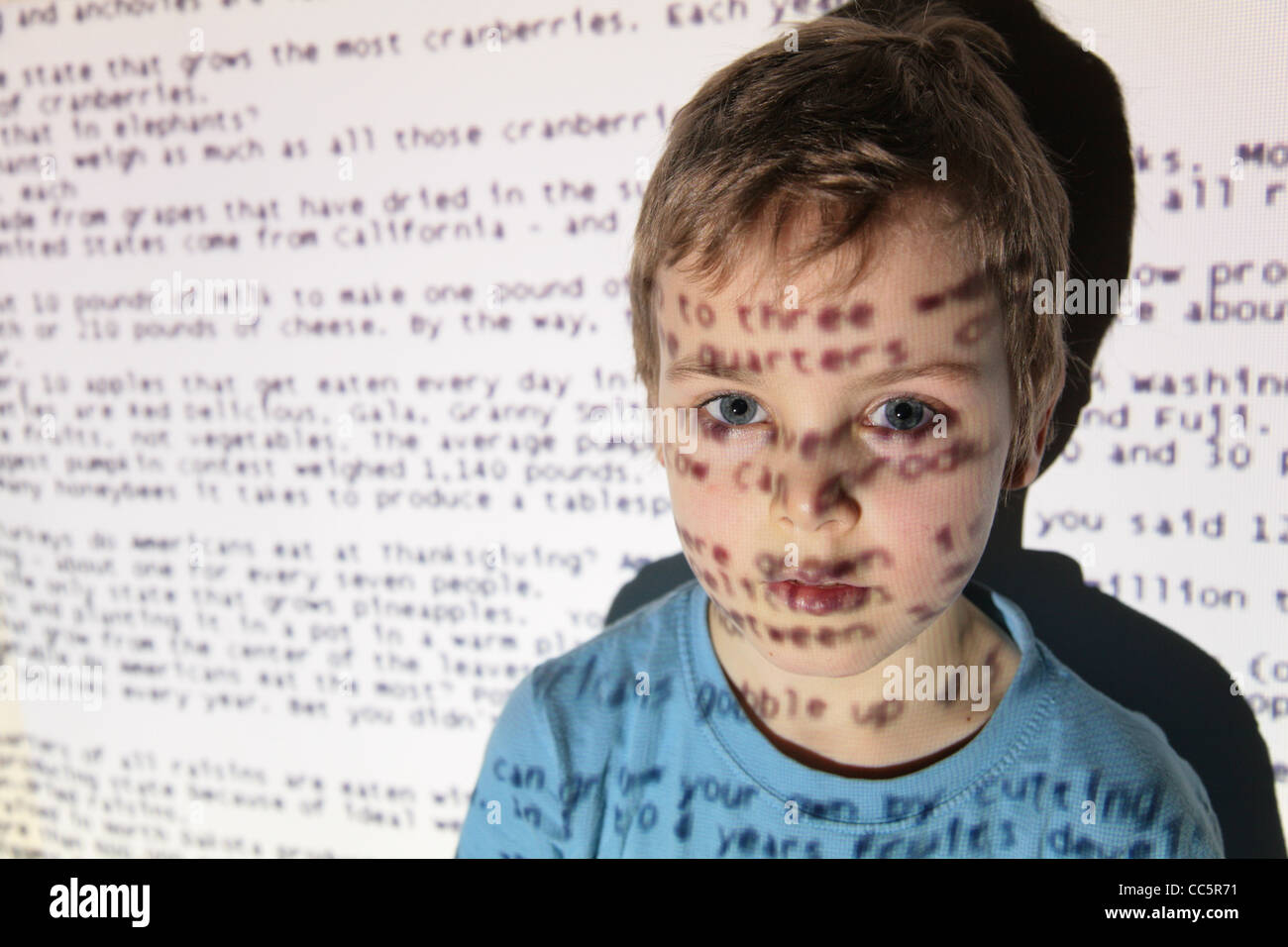 Ragazzo di un testo del dispositivo di proiezione Foto Stock