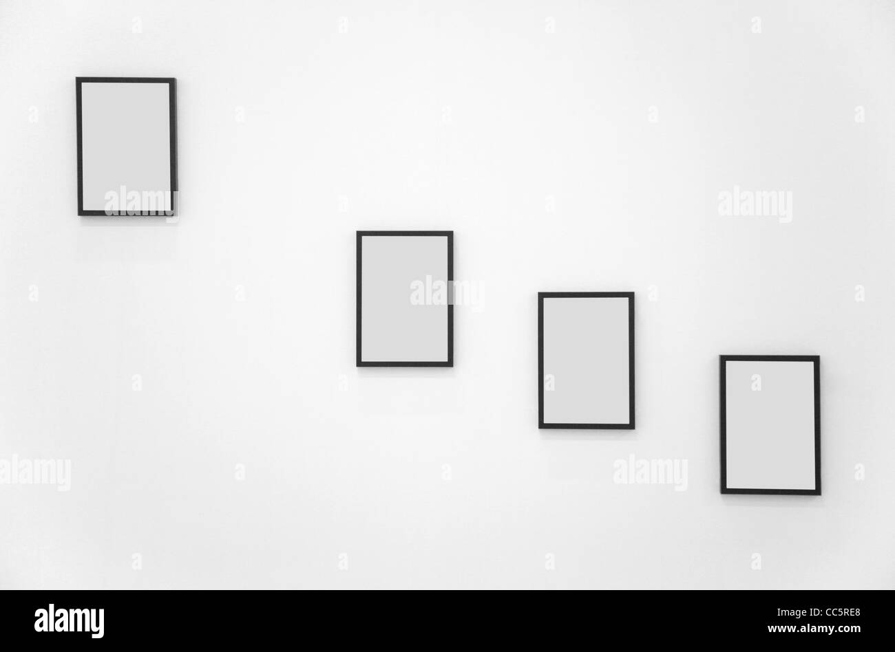 Cornici bianche sul muro immagini e fotografie stock ad alta risoluzione -  Alamy