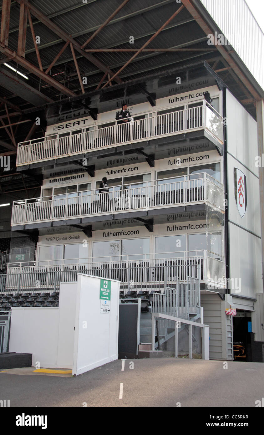 Il corporate le caselle in Craven Cottage, casa di Fulham Football Club, West London, Regno Unito. Foto Stock