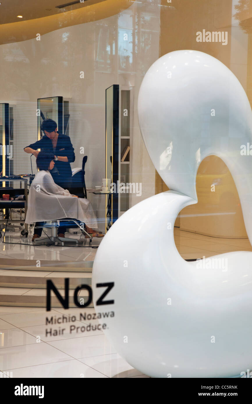 Giappone, Tokyo, Roppongi, N02 salone di parrucchiere, Twin cuore scultura di Kansai Yamamoto Foto Stock