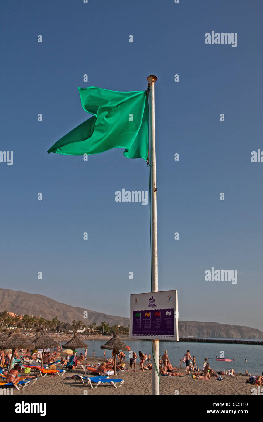 Bandiera verde mostra l'idoneità del mare per il nuoto Foto Stock