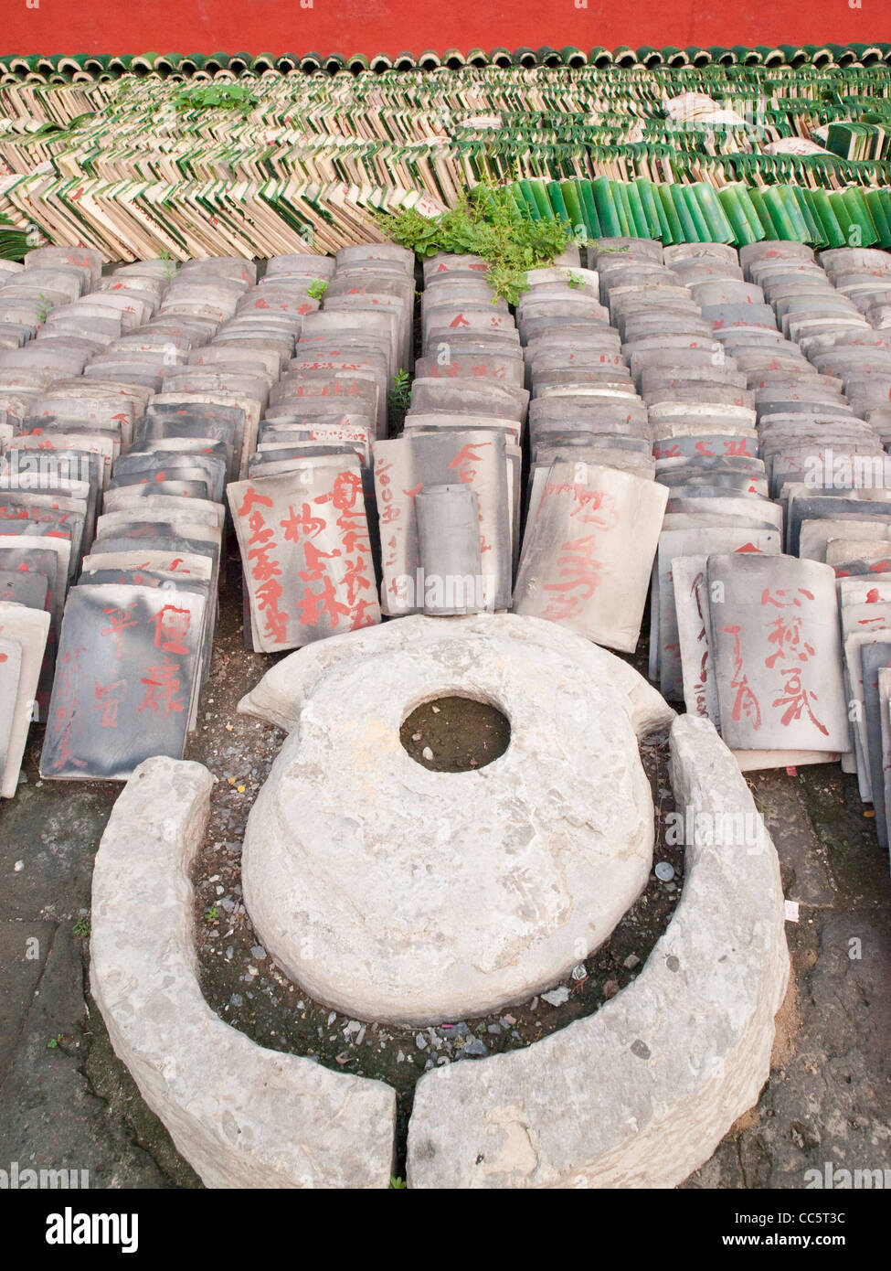 Piastrelle scritto con i caratteri cinesi per pregare, Longxing Monastero, Zhengding, Shijiazhuang, Hebei , Cina Foto Stock