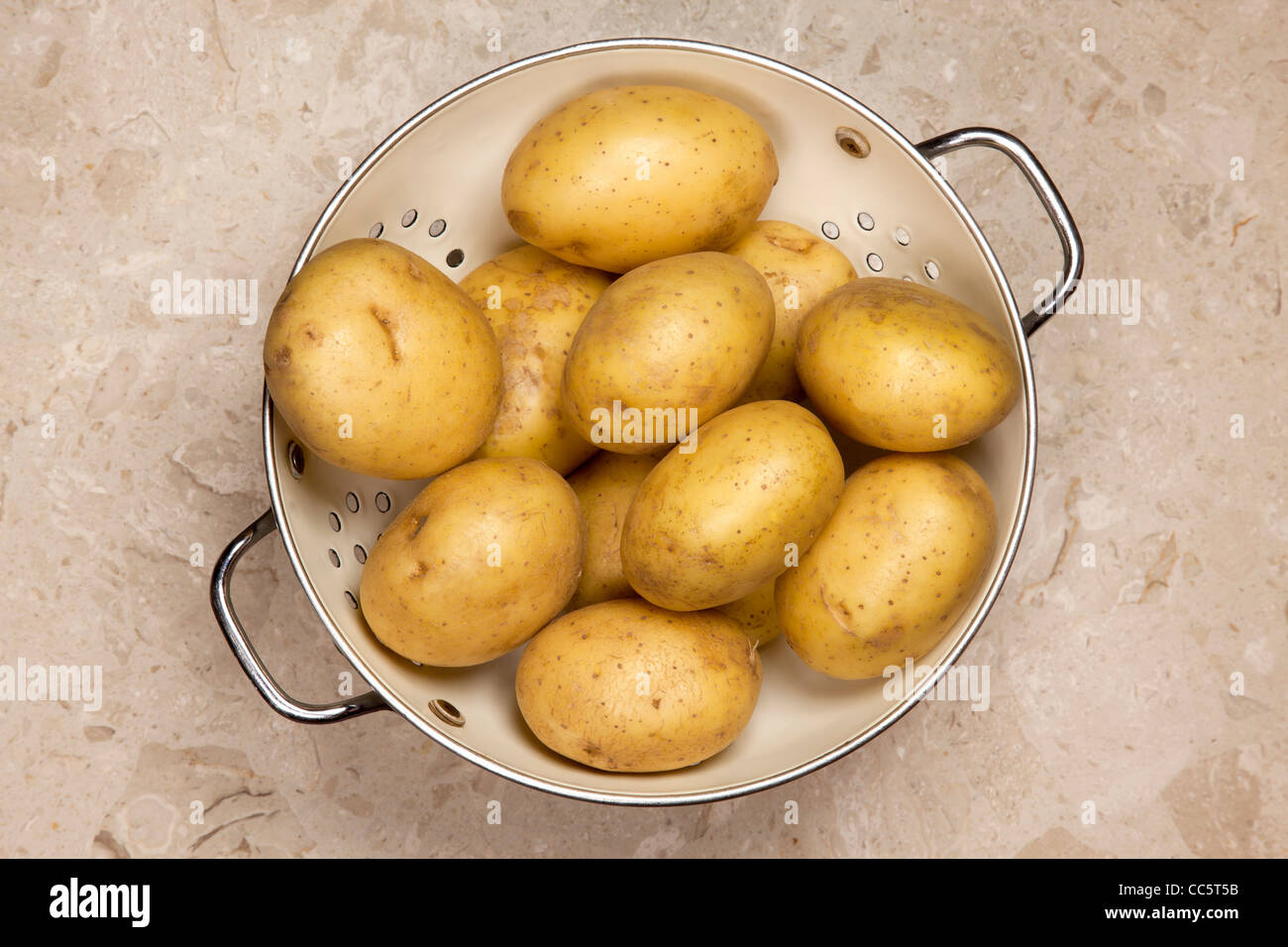 Patate in scolapasta Foto Stock