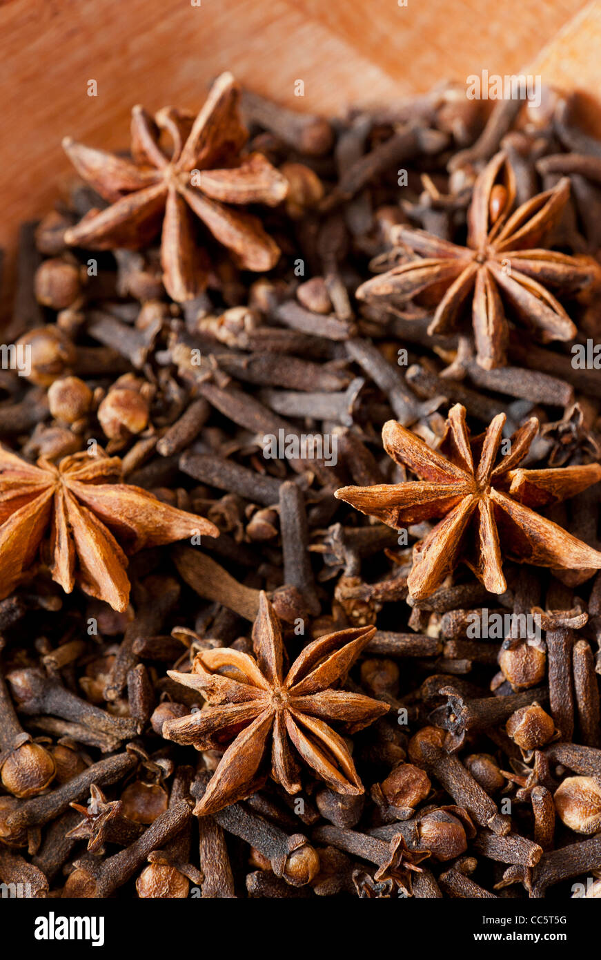 Ciotola di anice stellato e i chiodi di garofano Foto Stock