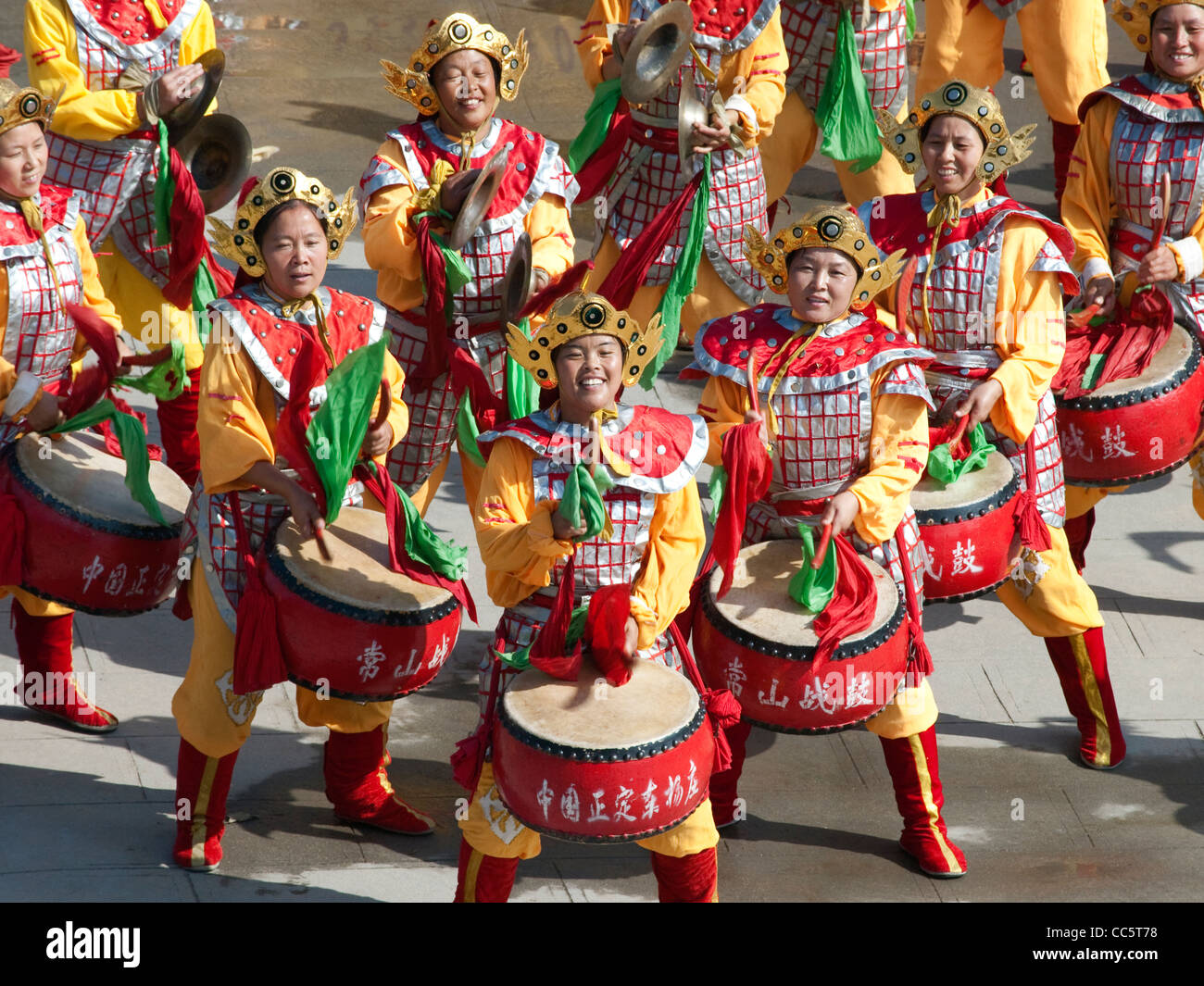 Le donne cinesi di eseguire Changshan belligeranti Danza del tamburo nella parte anteriore della porta sud, Zhengding, Shijiazhuang, Hebei , Cina Foto Stock