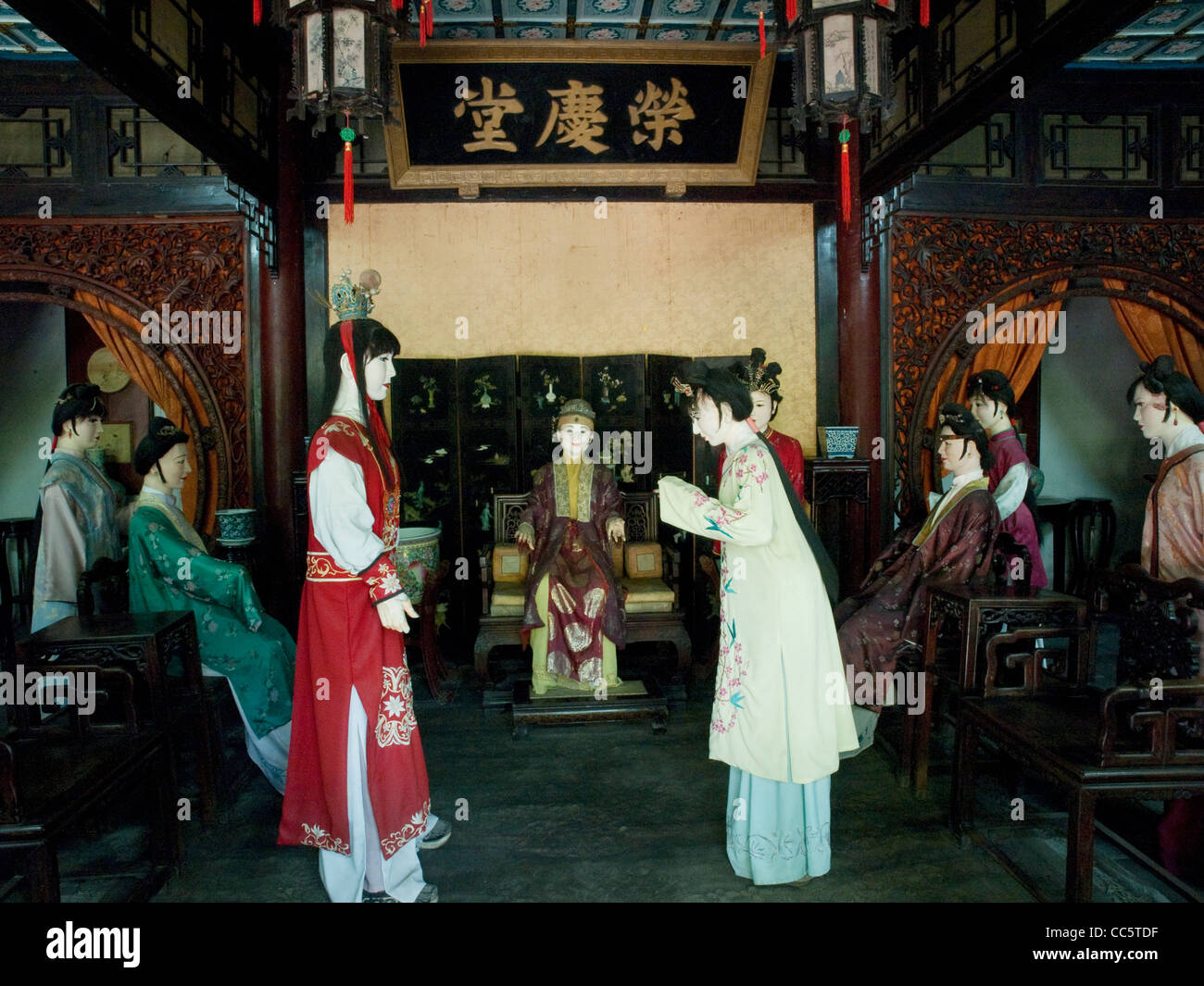 La scultura raffigurante una scena del Sogno della camera rossa, Rongqing Hall, Casa Rongguo, Zhengding, Shijiazhuang, Hebei, Cina Foto Stock