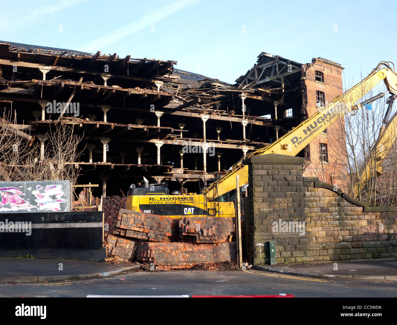 Il vecchio magazzino ferroviario essendo demolito, Oldham, Lancashire, Inghilterra, Regno Unito. Foto Stock