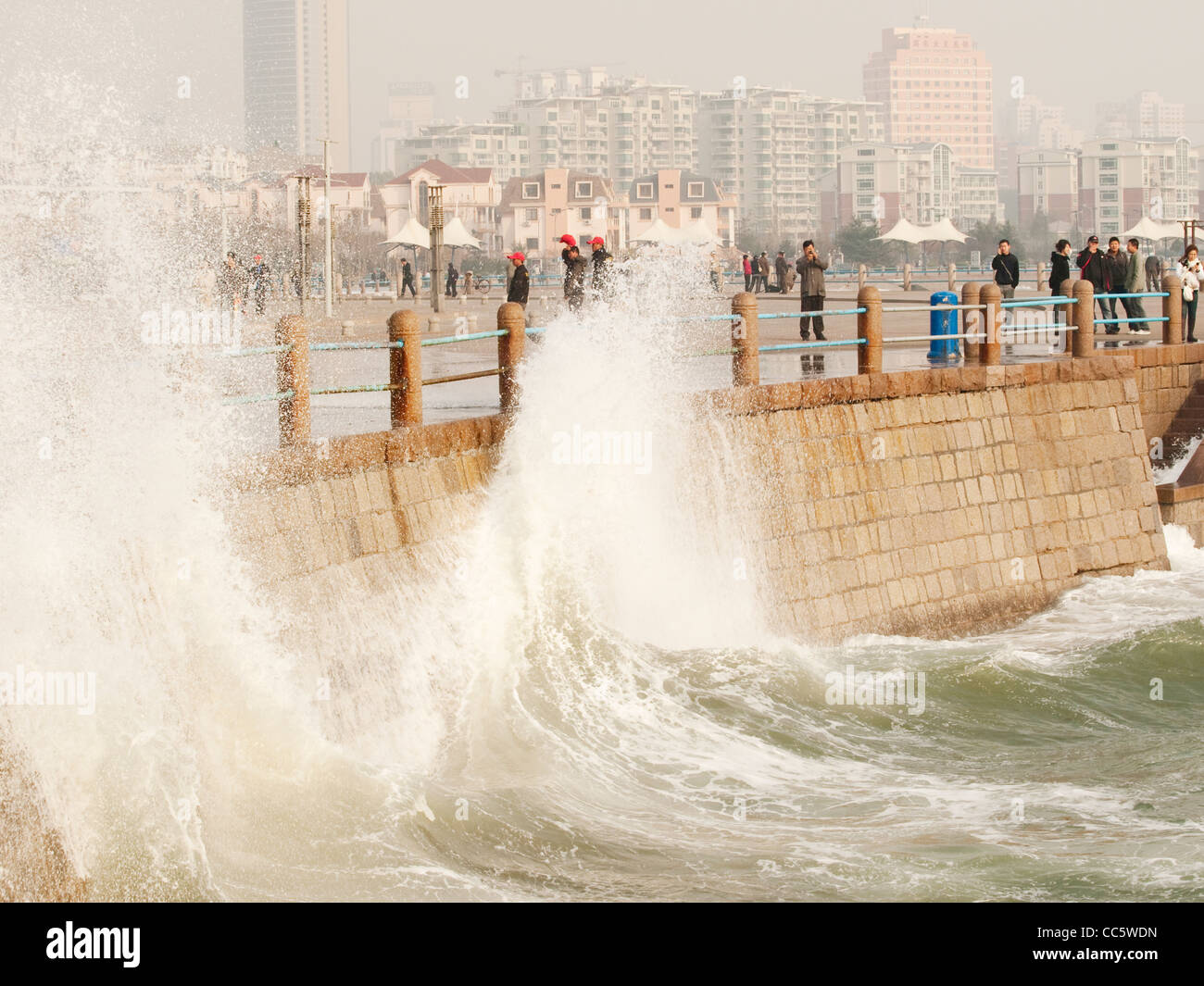 Onde che si infrangono contro la banca, 4 maggio Square, Qingdao, Shandong, Cina Foto Stock
