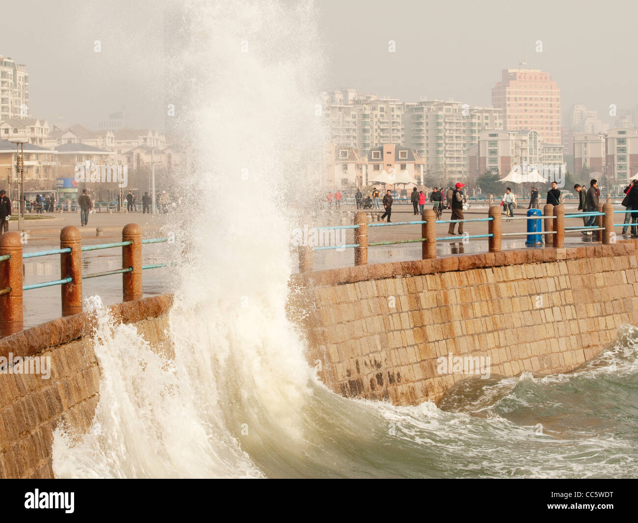 Onde che si infrangono contro la banca, 4 maggio Square, Qingdao, Shandong, Cina Foto Stock