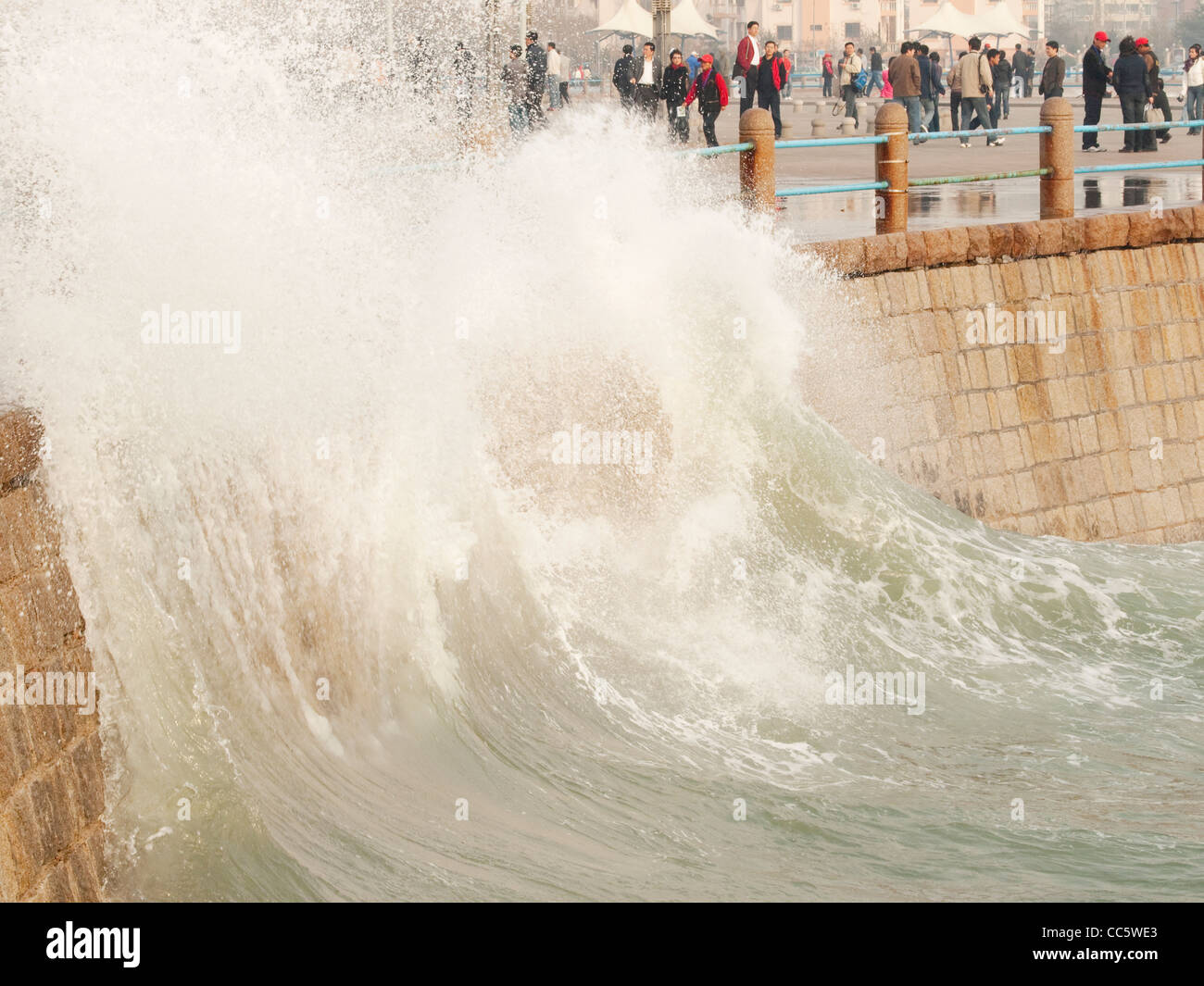 Onde che si infrangono contro la banca, 4 maggio Square, Qingdao, Shandong, Cina Foto Stock