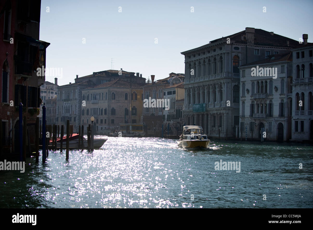 Il Taxi acqueo passando Ca Rezzonico sul Grand Canal, Venezia Foto Stock