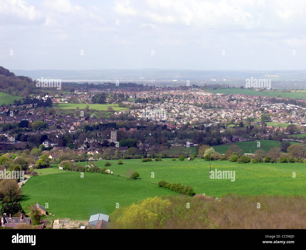 La vista dal picco del Gloucestershire, Inghilterra, cattura il fiume Severn che scorre in lontananza con le colline gallesi sullo sfondo. Il paesaggio offre uno sguardo panoramico sulla campagna britannica. Foto Stock