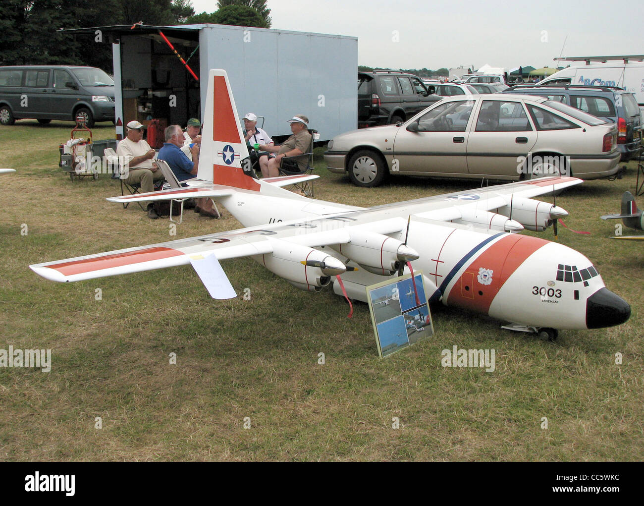 Questo modello dettagliato di una guardia costiera statunitense C-130J Hercules è in attesa del volo all'aeroporto di Kemble, Gloucestershire, Inghilterra. Il modello è una versione in scala di un settimo, con un'apertura alare di 18,5 piedi ed è alimentato da quattro motori a benzina. L'equipaggio di cinque persone gestisce il volo all'aeroporto. Foto Stock