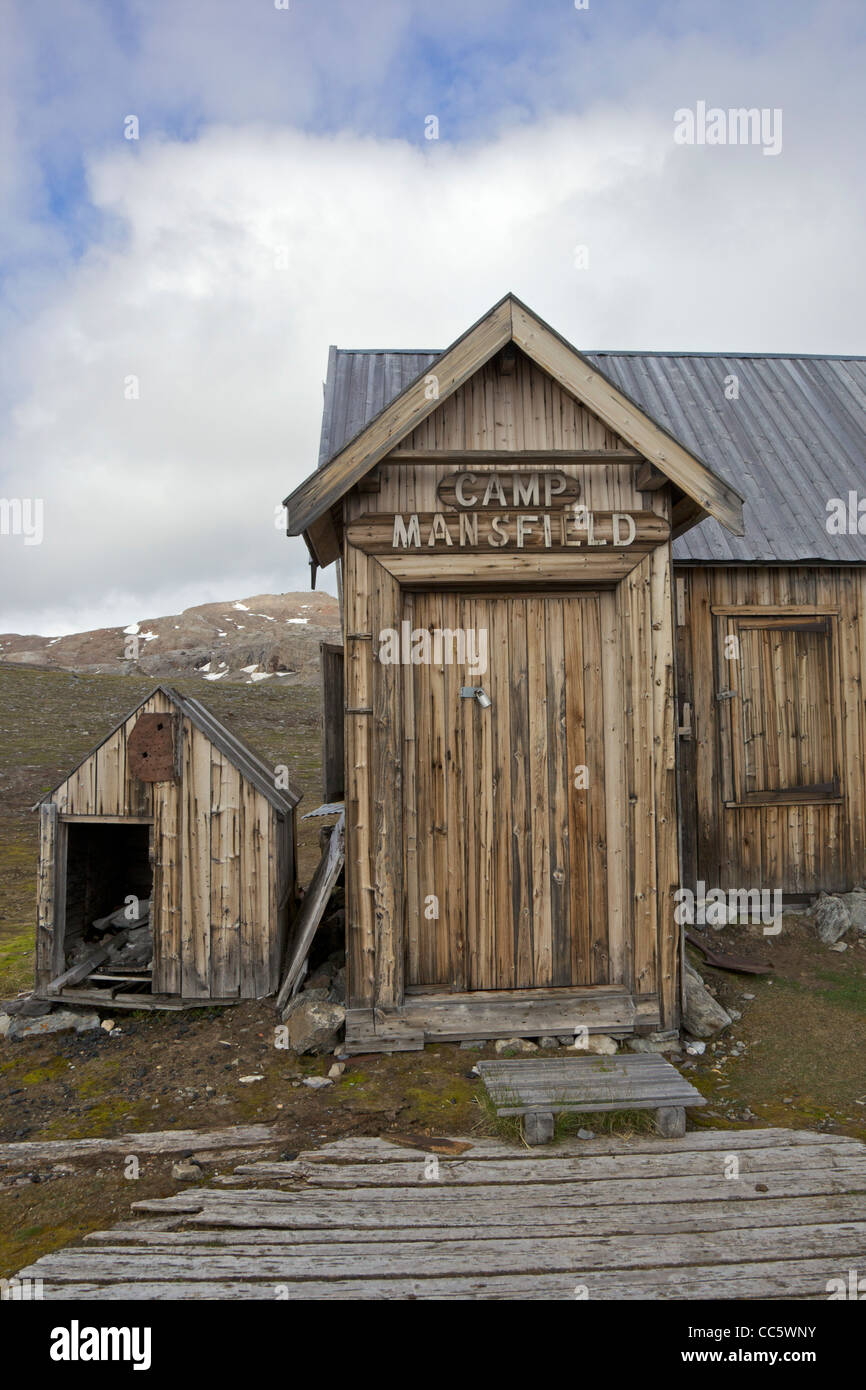 Legno vecchio cacciatore di animali da pelliccia il capanno di Camp, Mansfield, Blomstrandhalvoya, Spitzbergen, Svalbard artico, Norvegia, Europa Foto Stock