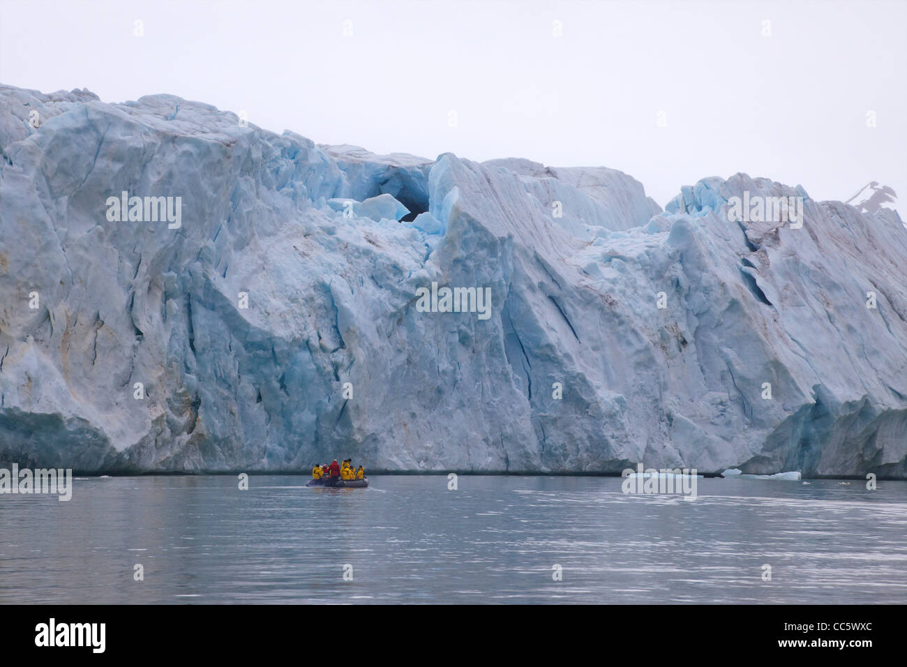 I turisti in zodiac gommone vicino xiv luglio ghiacciaio, Spitzbergen, Svalbard, Norvegia, Europa Foto Stock
