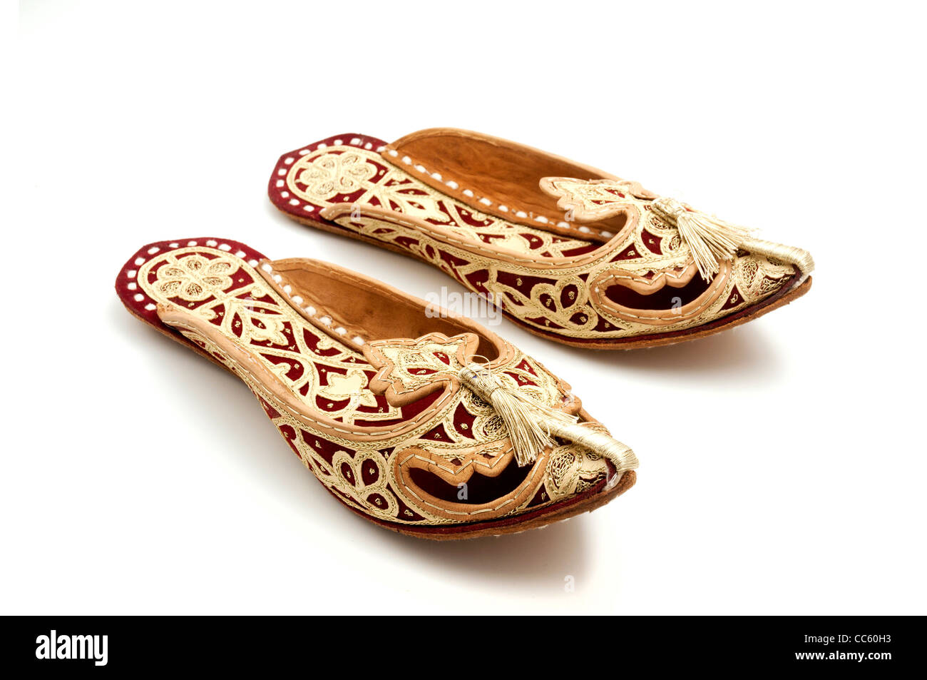 Arabo tradizionale pantofole su sfondo bianco Foto Stock