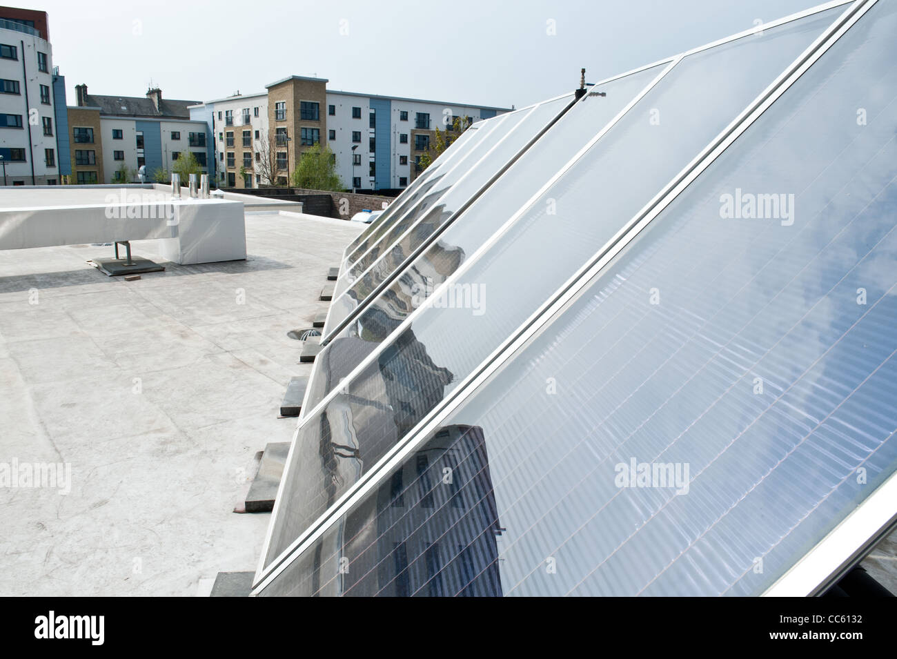 I pannelli solari per il riscaldamento di acqua solare sul tetto. Foto Stock