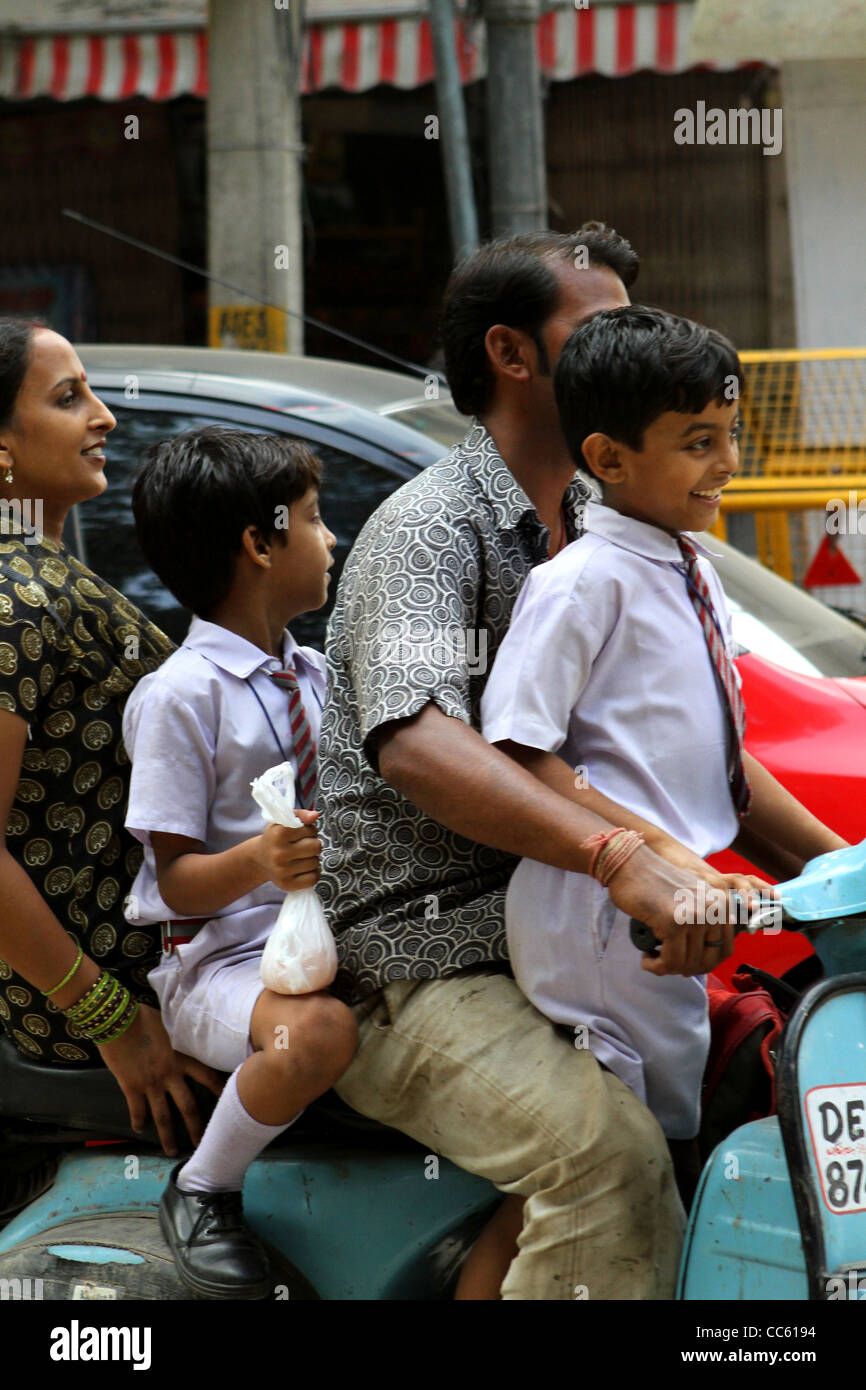 Famiglia indiana il pendolarismo su scooter . Delhi. India Foto Stock