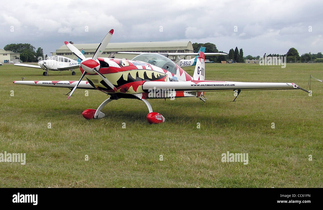 L'Extra EA 300/L, immatricolazione G-IIDI, costruito nel 1997, è un aereo acrobatico ad alte prestazioni. Ha sede presso l'aeroporto di Kemble nel Gloucestershire, in Inghilterra, ed è nota per la sua manovrabilità e precisione in spettacoli aerei ed eventi acrobatici. Foto Stock