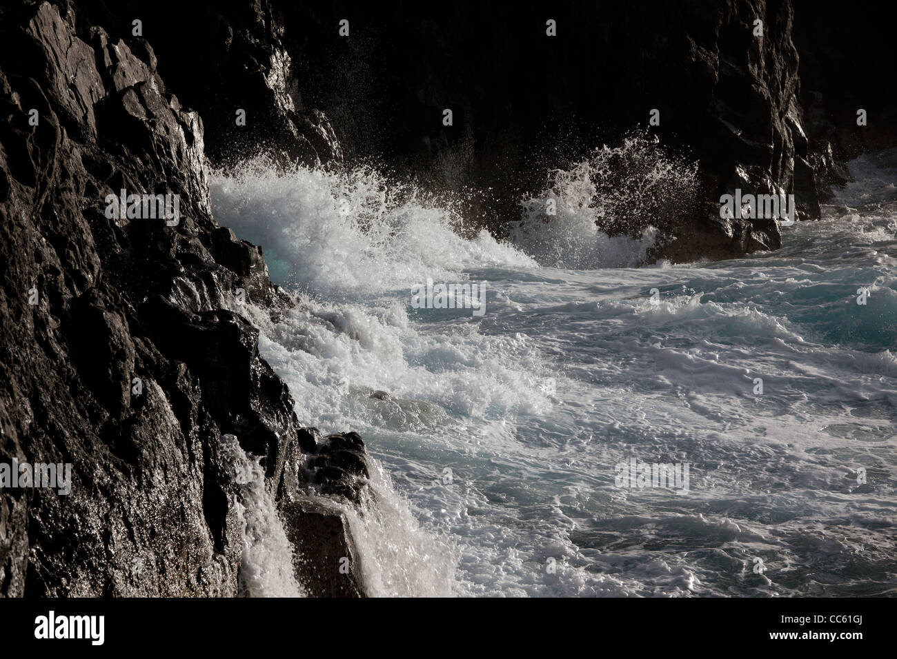Lo scenario del mare con una roccia Foto Stock