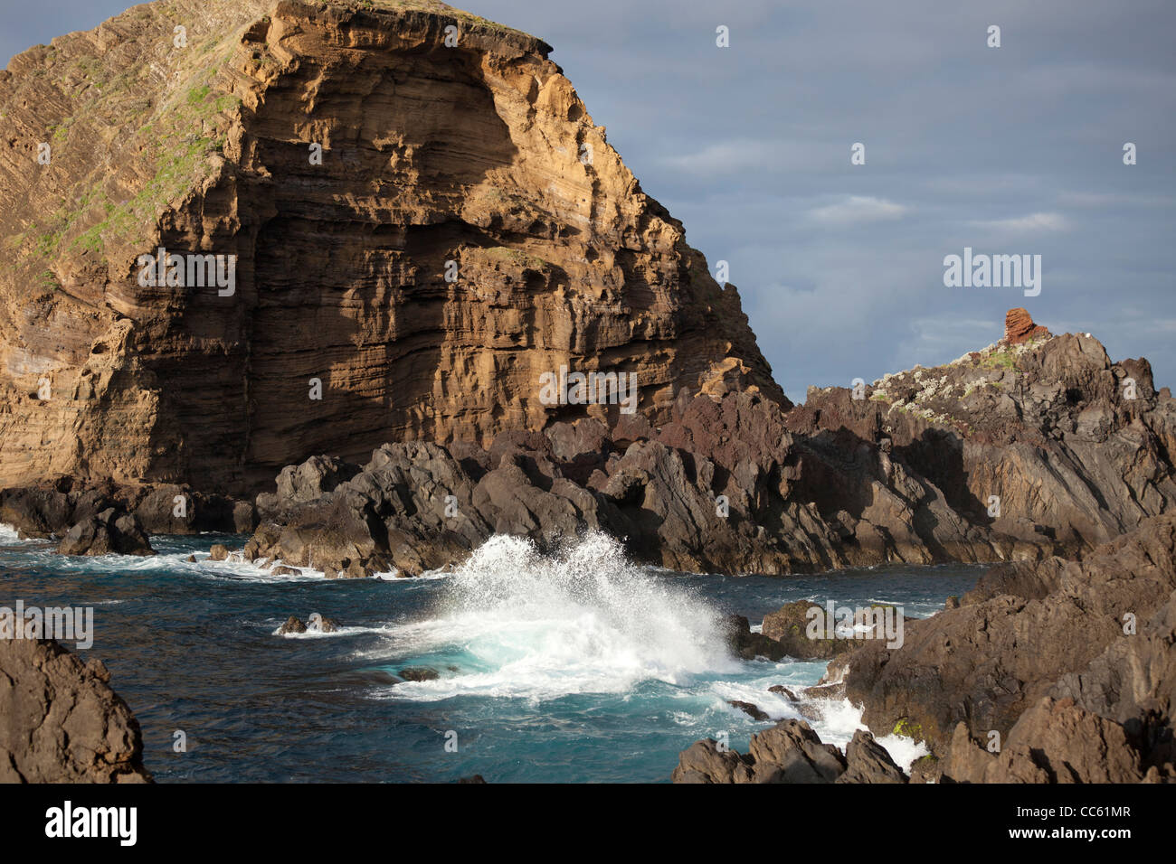 Lo scenario del mare con una roccia nell'isola di Madeira Foto Stock