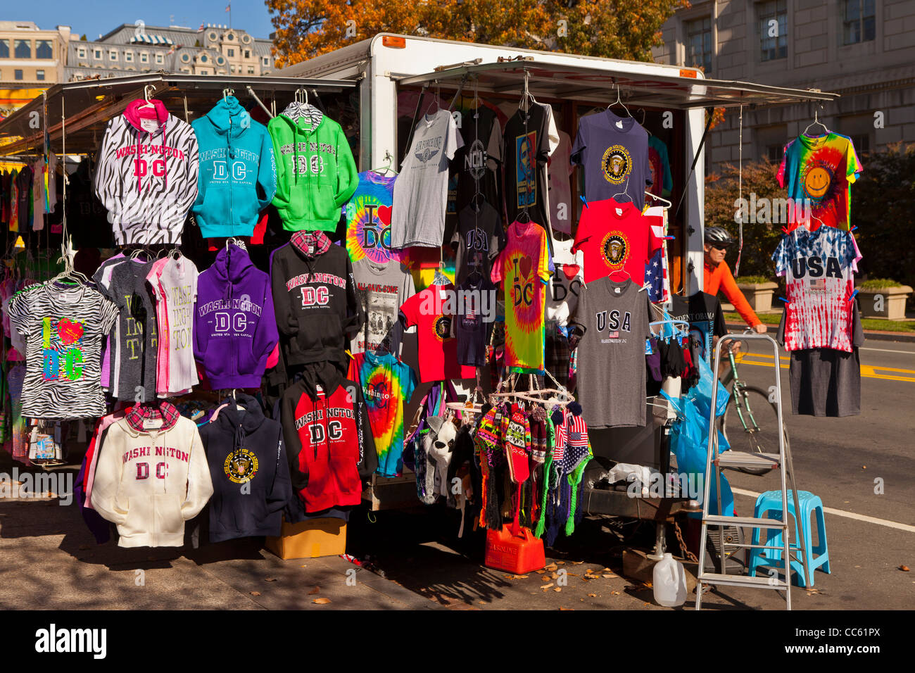WASHINGTON DC, Stati Uniti d'America - Venditore camicie e felpe souvenir. Foto Stock