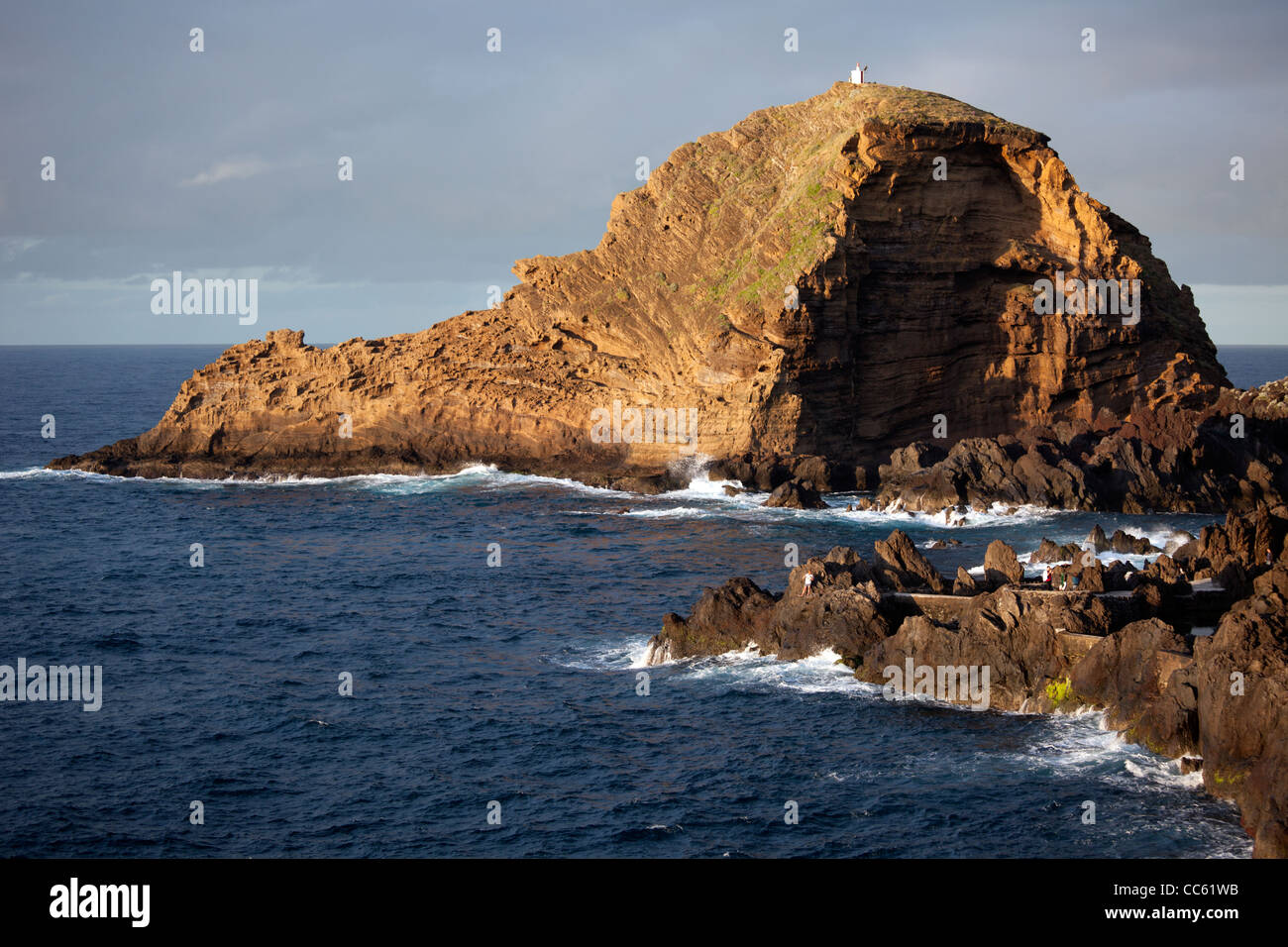 Lo scenario del mare con l'isola e il faro Foto Stock