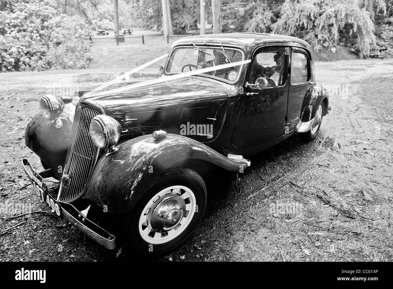 Classica vecchia auto in bianco e nero Foto Stock