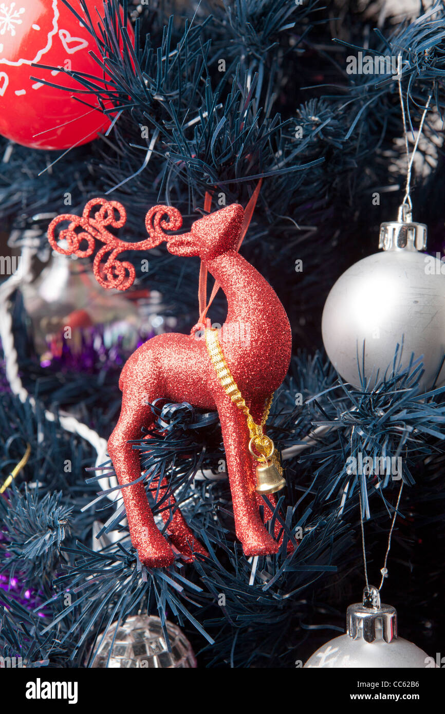 Close-up di un albero di Natale con decorazioni Foto Stock