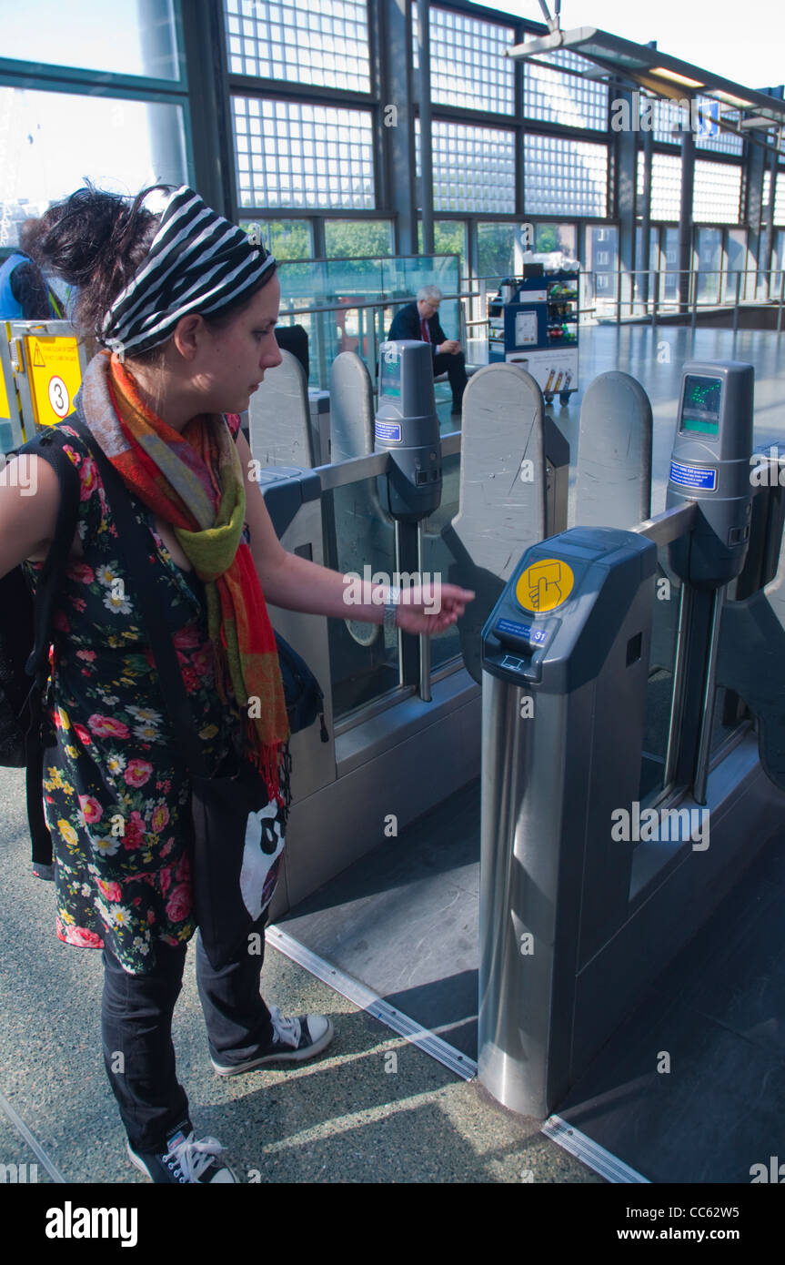 Persona che attraverso porte elettroniche St Pancras stazione ferroviaria centrale di Londra Inghilterra Regno Unito Europa Foto Stock