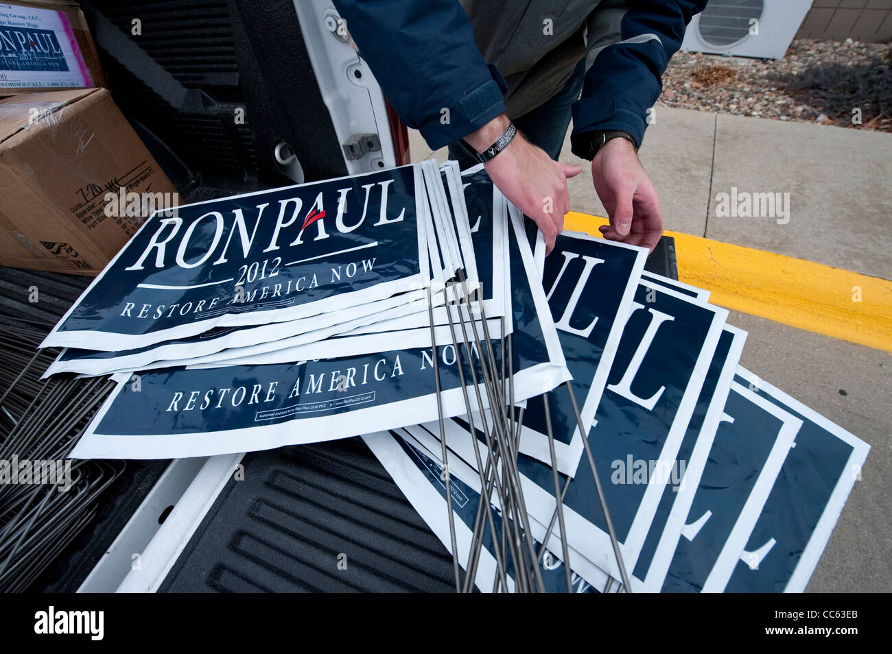 Sostenitore del candidato presidenziale repubblicano Ron Paul mette insieme i segni di una campagna nel rally di Le Mars Iowa Foto Stock