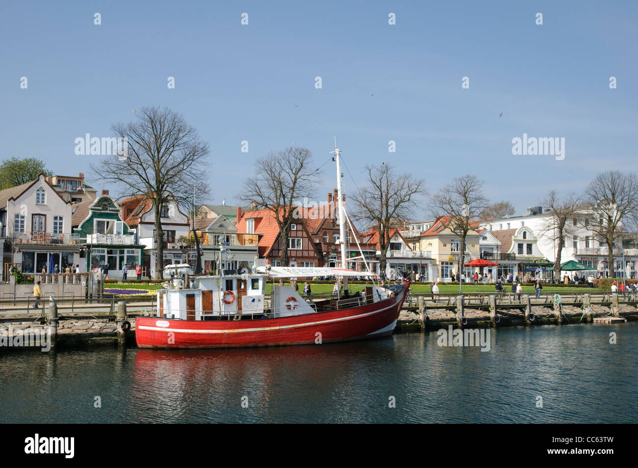 Nave sul vecchio stream, Warnemuende, Meclemburgo-Pomerania Occidentale, Germania, Europa Foto Stock