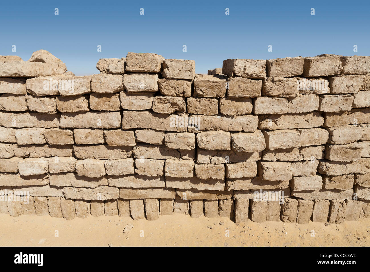 Neonata mattoni di fango essendo realizzato presso l'antico sito di Dush, a sud di Kharga Oasis, deserto occidentale d'Egitto Foto Stock