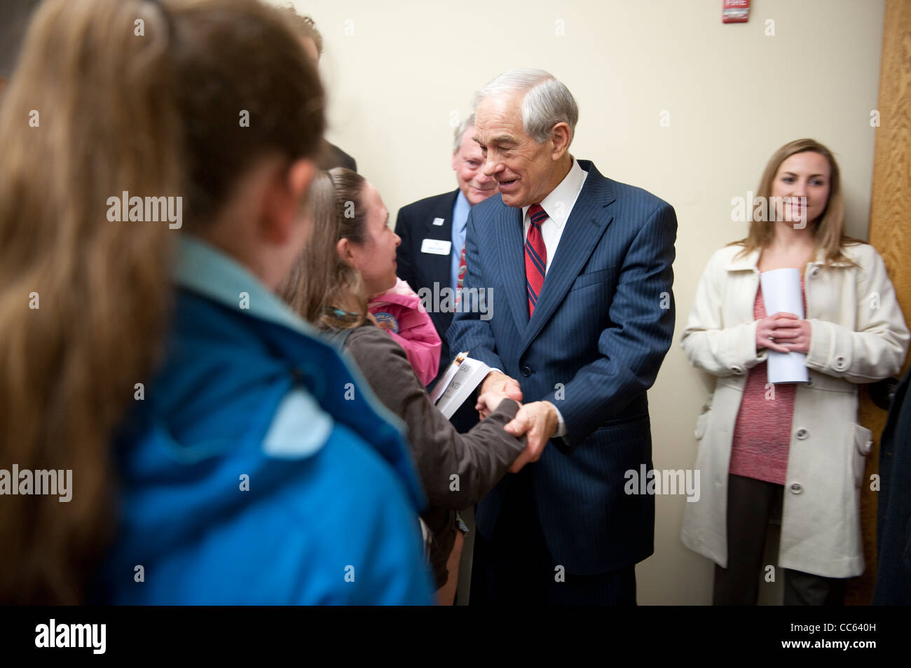 Il repubblicano candidato presidenziale candidato Ron Paul saluta sostenitore in corrispondenza di una interruzione della campagna nel centro di Sioux, Iowa Foto Stock