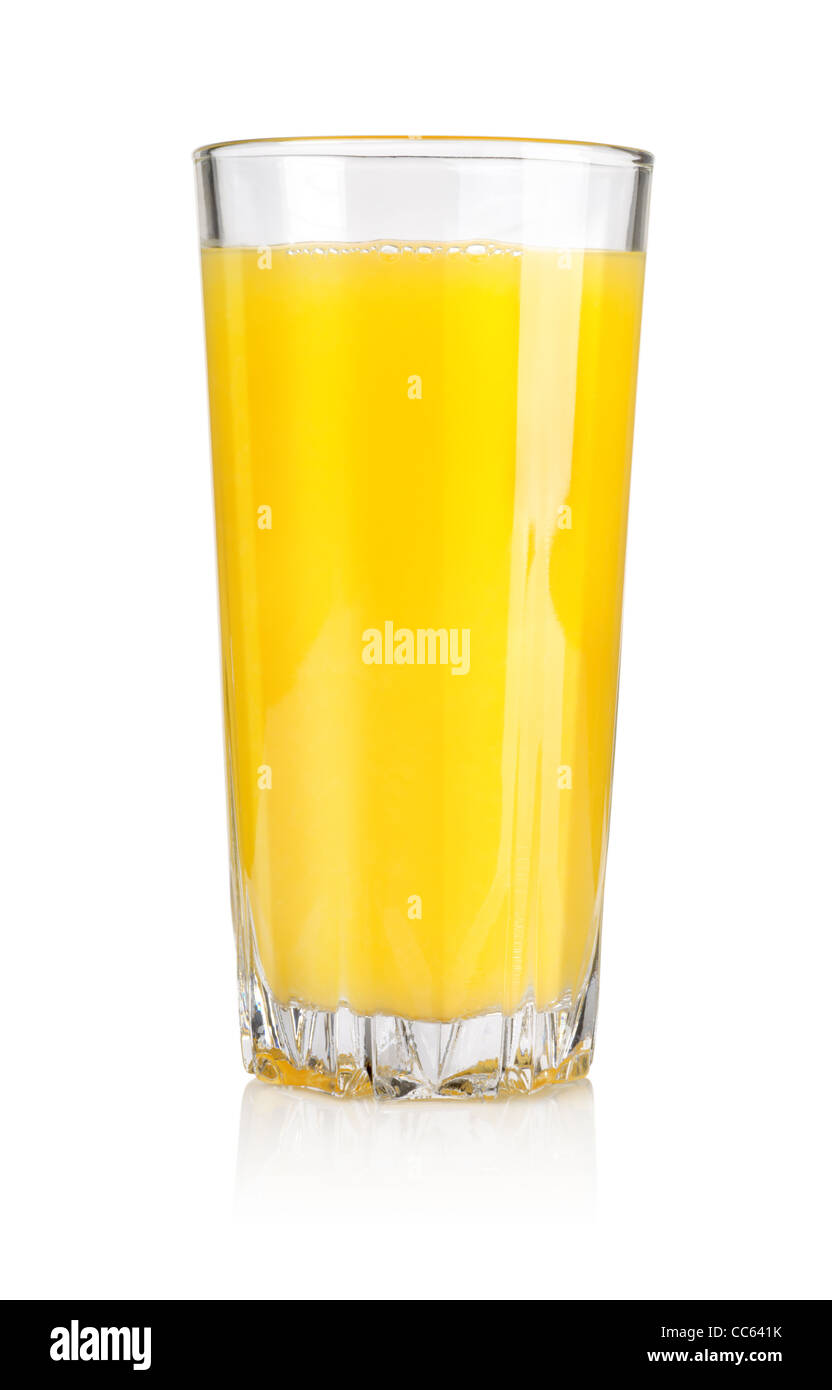 Il succo di arancia in un vetro isolato su sfondo bianco. Tracciato di ritaglio Foto Stock