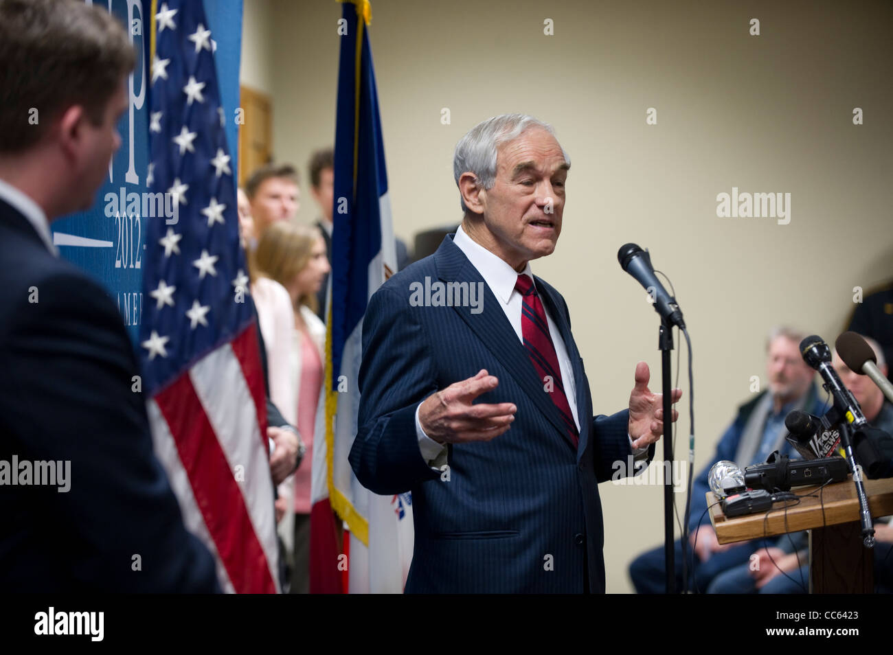 Il repubblicano candidato presidenziale candidato Ron Paul parla di sostenitori in corrispondenza di una interruzione della campagna nel centro di Sioux, Iowa Foto Stock