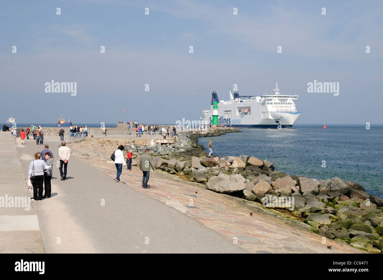 Traghetto al porto ingresso, Warnemuende, Meclemburgo-Pomerania Occidentale, Germania, Europa Foto Stock