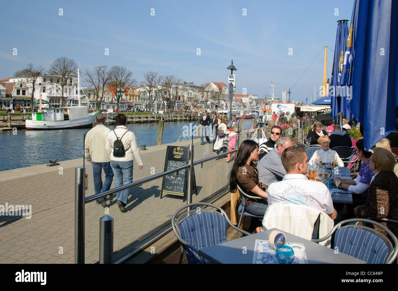 Café presso il vecchio stream, Warnemuende, Meclemburgo-Pomerania Occidentale, Germania, Europa Foto Stock