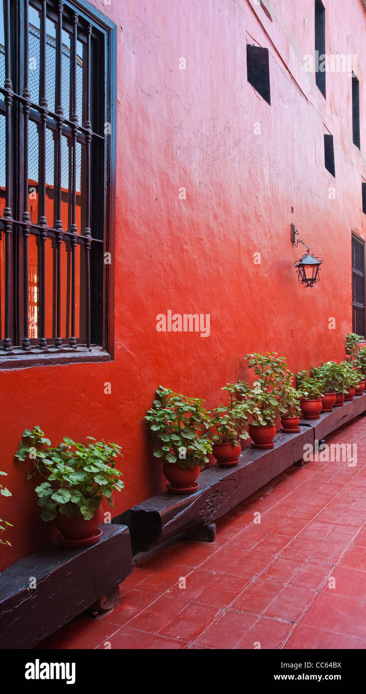 Il Perù, Lima. Lato del cortile di San Francisco catacombe. Foto Stock