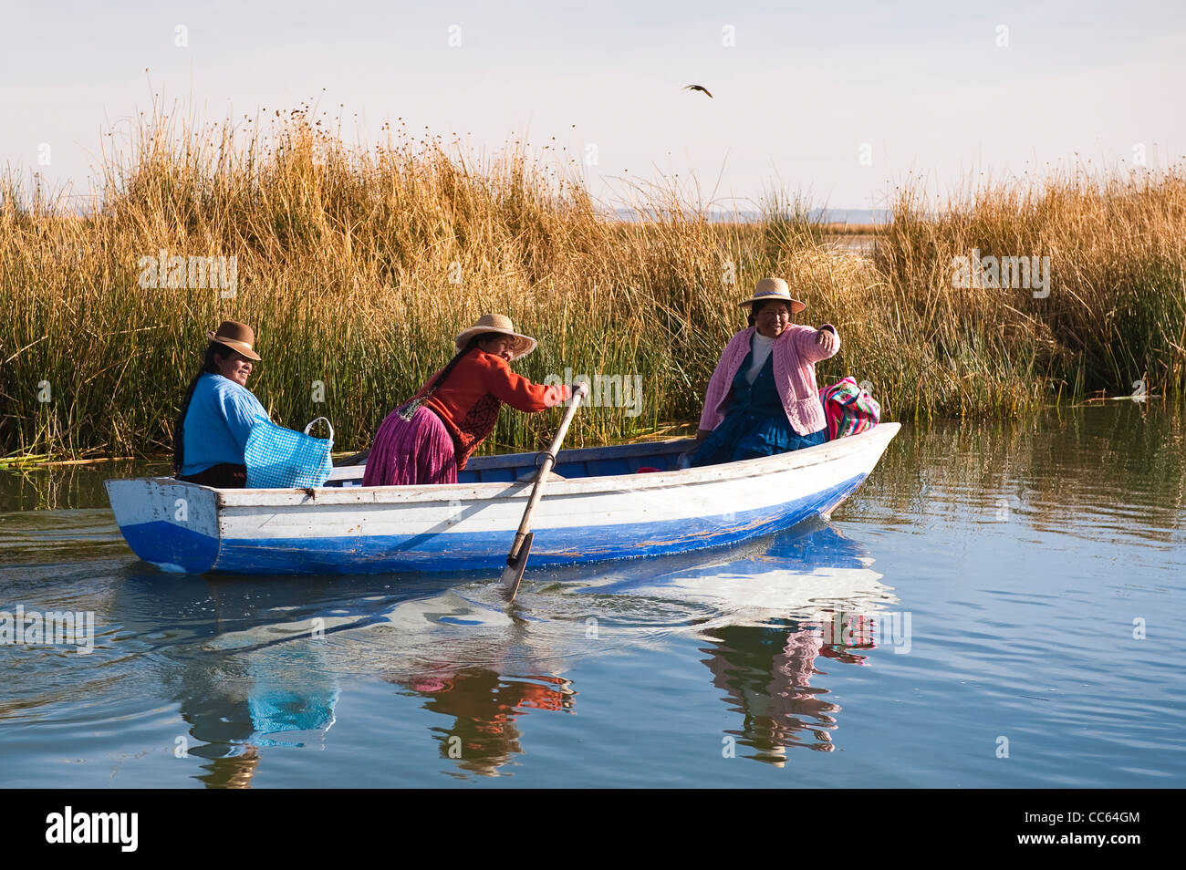 Il Perù, il lago Titicaca. Il quechua o indiani Uros barca a remi Uros isola. Foto Stock