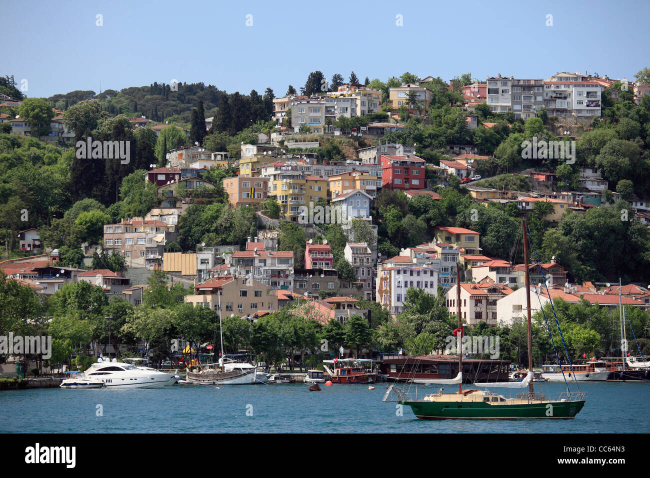 Turchia, Istanbul, sul Bosforo, Arnavutköy, case, barche, Foto Stock