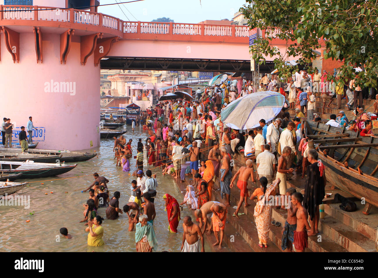 La gente di balneazione e pregando nel sacro Gange fiume. Varanassi. India Foto Stock