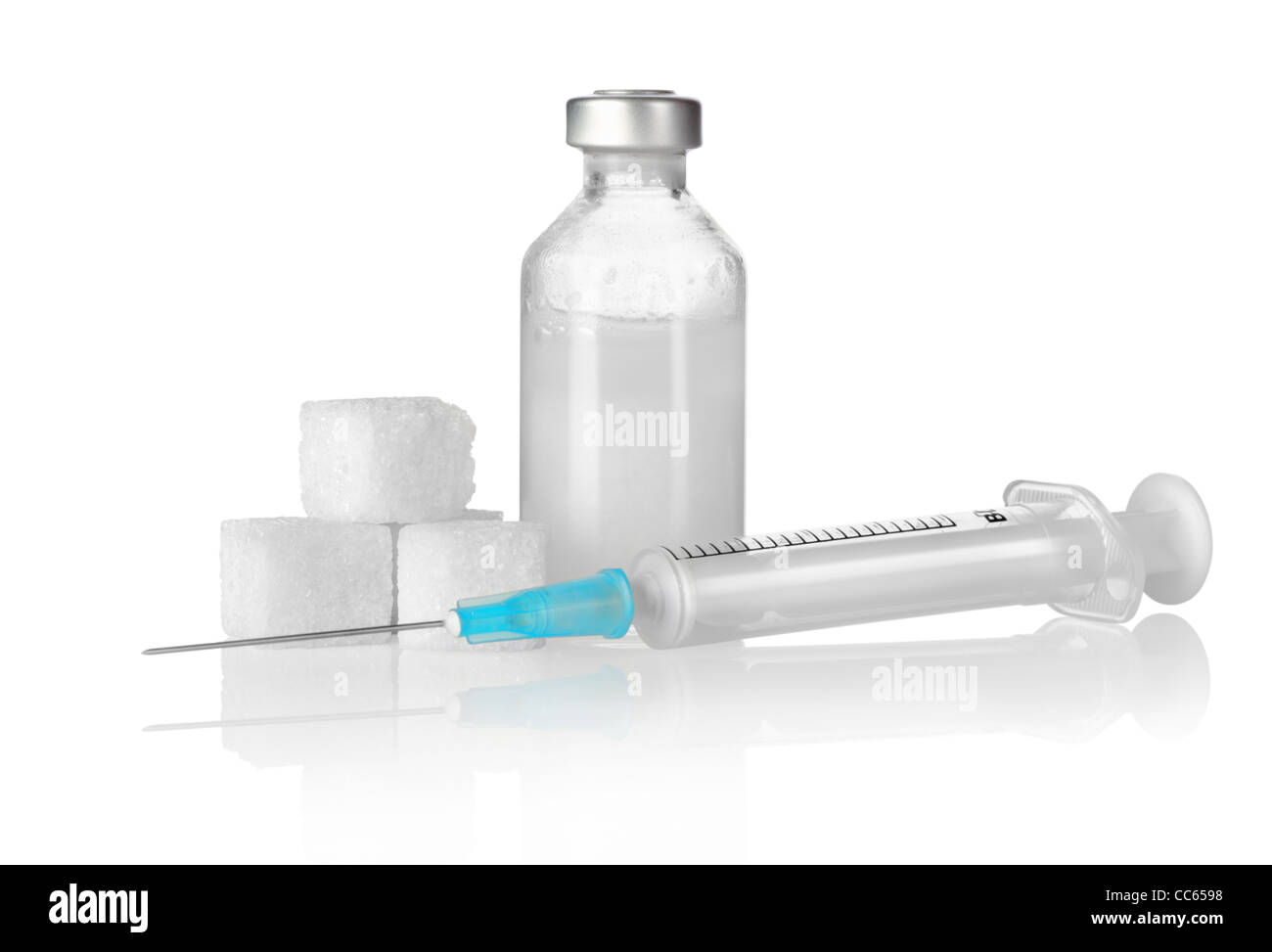 L'insulina, lo zucchero e la siringa isolati su sfondo bianco Foto Stock